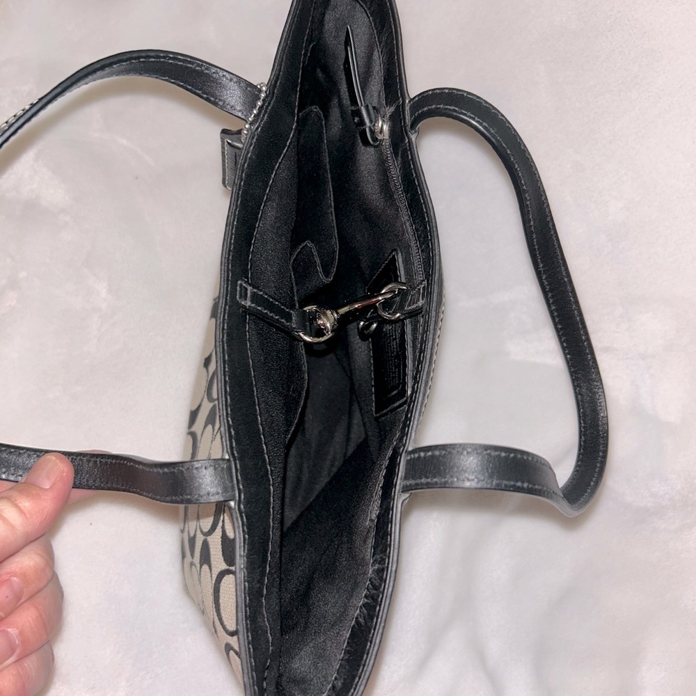 EUC Coach F44610 signature top handle handbag in gray color combo 🖤🩶 - Picture 6 of 7
